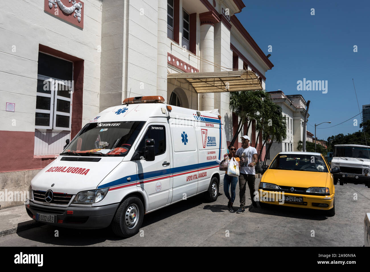 Ein Krankenwagen außerhalb Hospital Universitario" General Calixto Garcia' - Universidad y Calle J, Vedado, Havanna, Kuba geparkt. Stockfoto