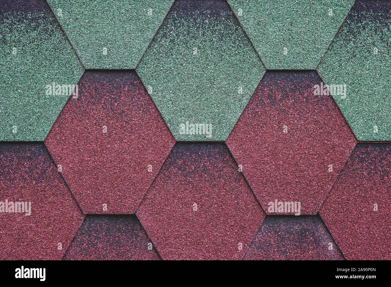 Rote und grüne Oberfläche der Dachziegel. Abdeckung der Form des Rhombus. Dunkle Dachziegel, grunge Hintergrund. Abstrakte Mosaik von backsteinen Hintergrund. Grunge Wal Stockfoto