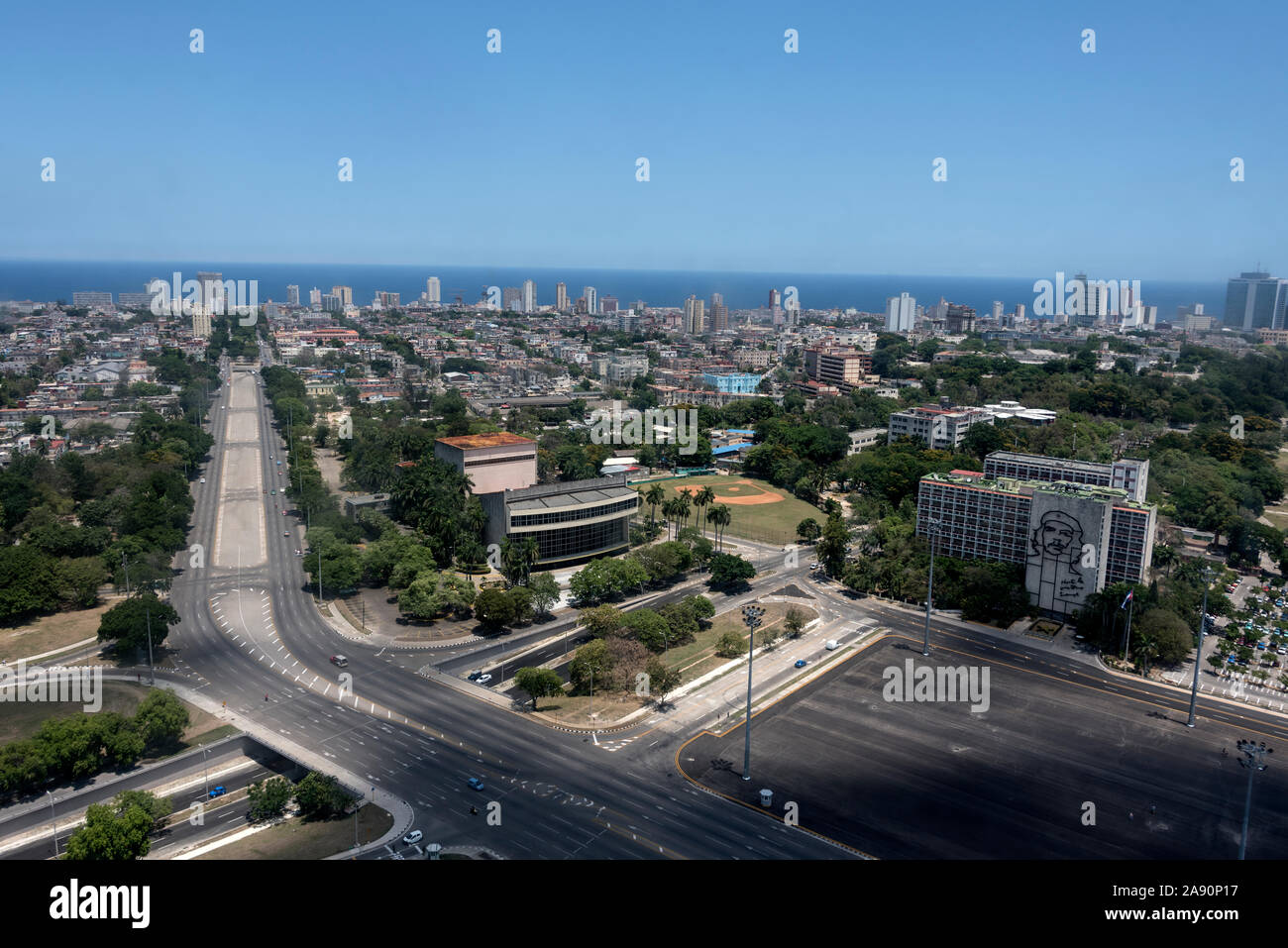 Hohe Aussicht auf die Plaza De La Revolucion (Platz der Revolution) auf die Avenida de Passeo in der Nachbarschaft von Vedado in Havanna, Kuba. An einer Wand Stockfoto