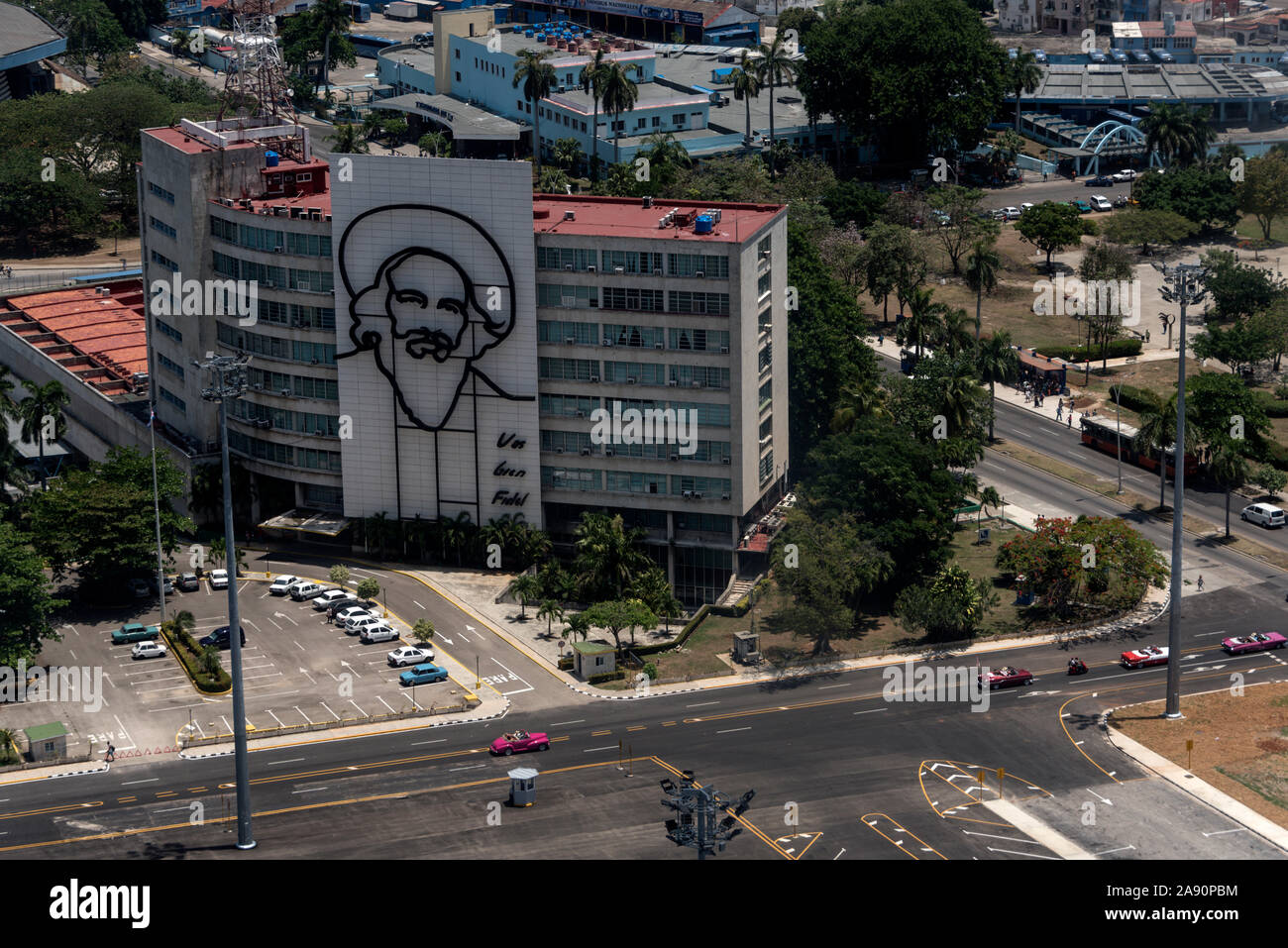 An der Wand des kubanischen Ministeriums für Kommunikation – Cubano Ministerio de Comunicaciones, ist ein großes Porträt des kubanischen Revolutionsführers Camilo Cien zu sehen Stockfoto