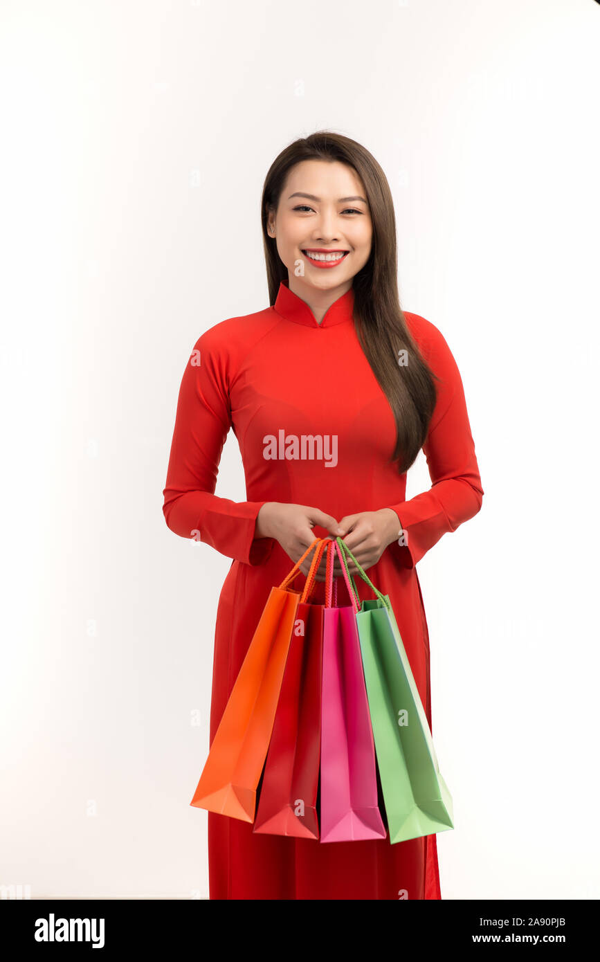 Schönheit Frauen tragen Ao Dai und Shopping Bag in Neujahrsfest (TET) Stockfoto