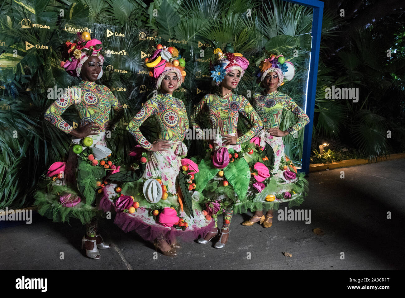 Junge Mädchen in Tropicana Kostüme gekleidet, Gruß Besucher am Eingang zum Tropicana Nachtclub außerhalb von Havanna in Kuba Stockfoto