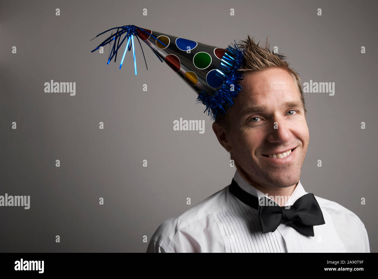 Portrait des jungen Mannes in formalen Tuxedo und Silvesterparty hat in die Kamera schaut mit einem Lächeln Stockfoto