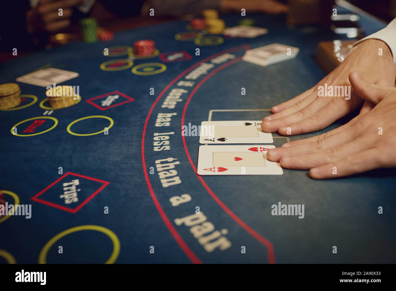 Croupier Poker Karten hält in seinen Händen an einem Tisch in einem Casino. Stockfoto