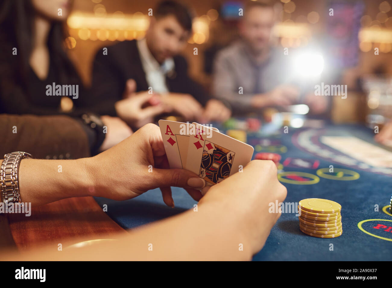 Close-up Hände eines Poker Spieler Kontrolle Karten in einem Casino. Stockfoto