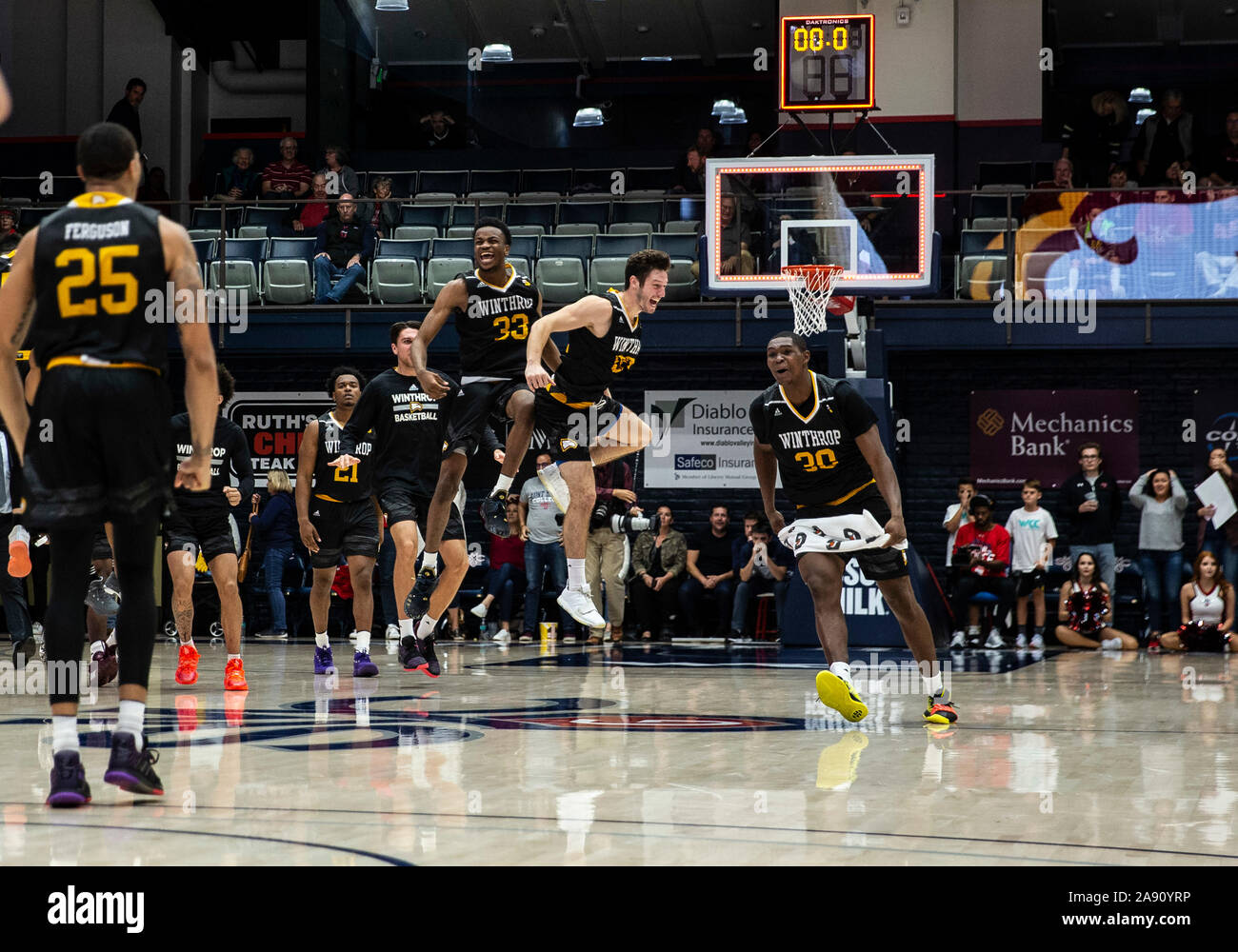 Nov 11 2019 Moraga CA, USA Winthrop feiern dort gewinnen nach Basketball Spiel der NCAA Men zwischen Winthorp Adler und der #18 Saint Mary's Gaels 61-59 Gewinn an McKeon Pavillon Moraga Calif Thurman James/CSM Stockfoto