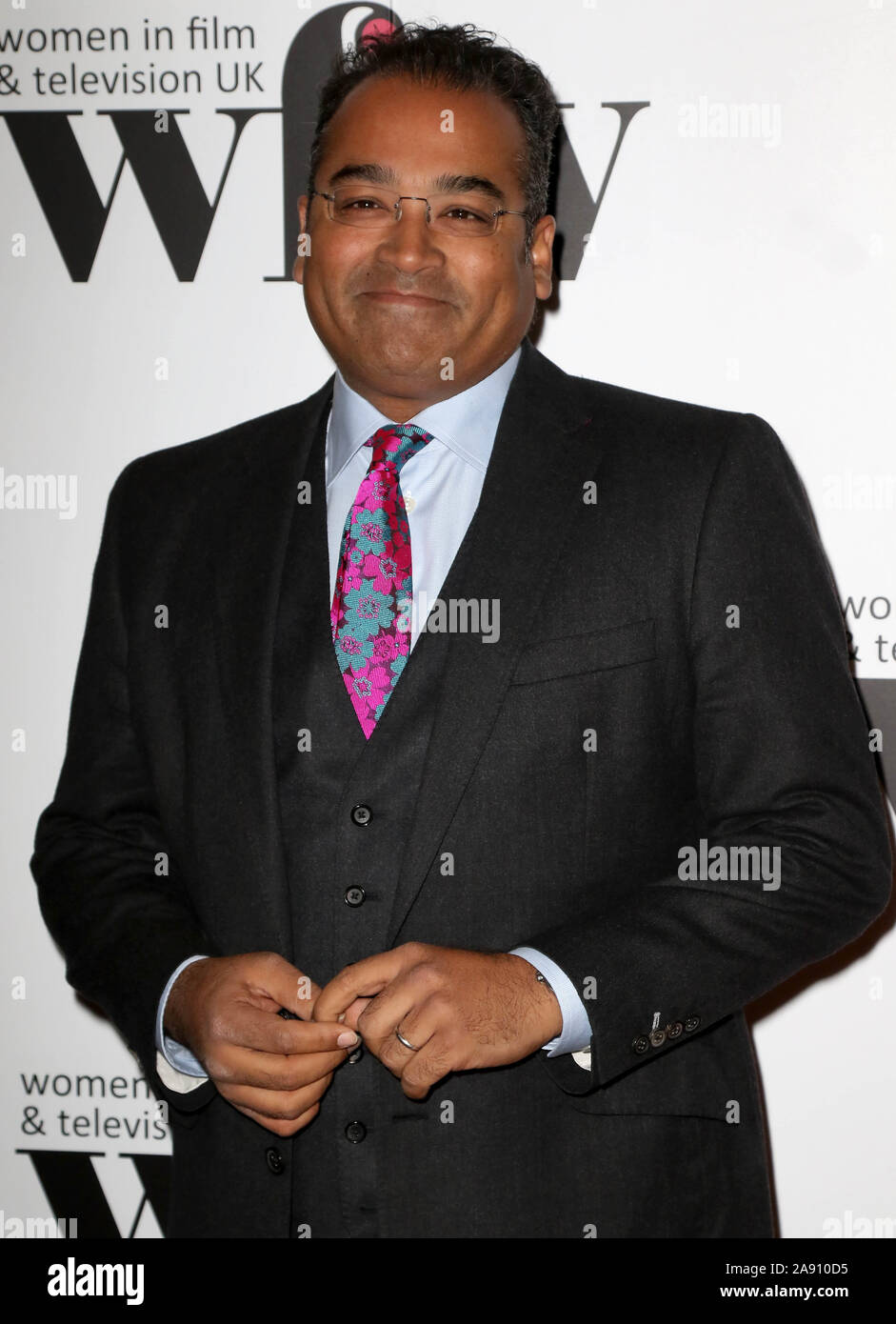 Dec 01, 2017 - London, England, UK-Sky Frauen in Film und TV Awards 2017, London Hilton - Roter Teppich Ankünfte Foto Sauen: Krishnan Guru-Murthy Stockfoto