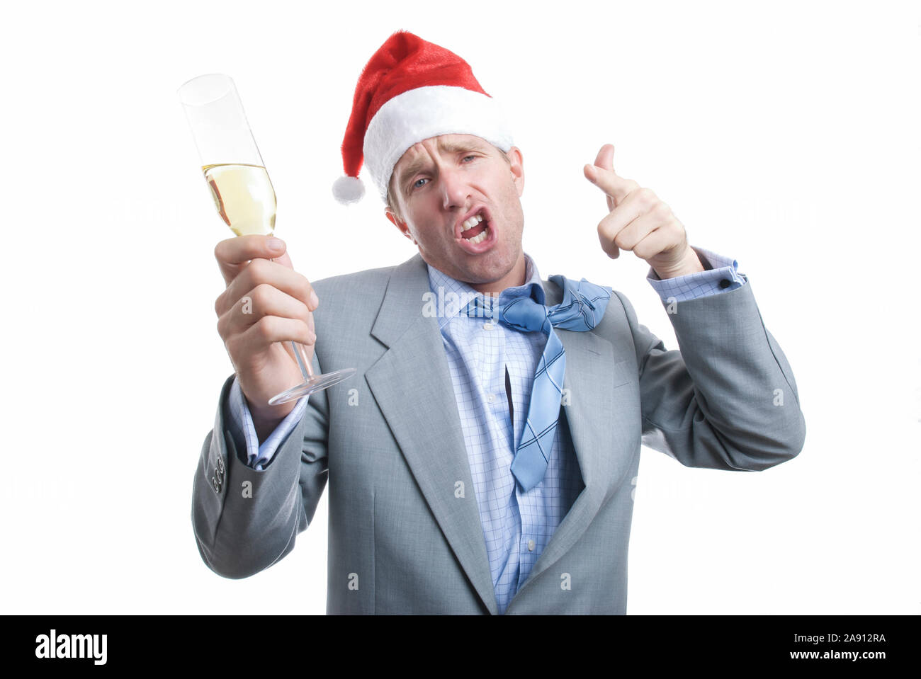 Betrunken Geschäftsmann in Santa Hut Toasten mit einem Champagner Glas im Holiday Party vor einem weißen Hintergrund Stockfoto