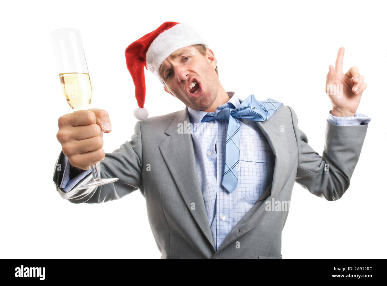 Büroangestellter Geschäftsmann in Santa Hut heben ein Champagnerglas in einer nachlässigen betrunkenen Toast auf weißem Hintergrund Stockfoto