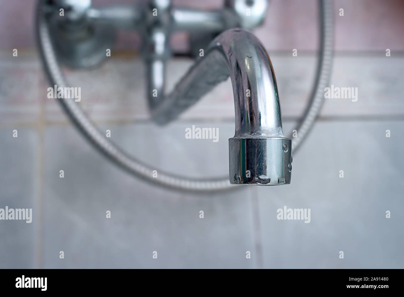 Der Wasserhahn tropft, Altes Silber, tippen Sie auf . Badewanne oder Küche Wasserhahn  Dichtung muss repariert werden Stockfotografie - Alamy