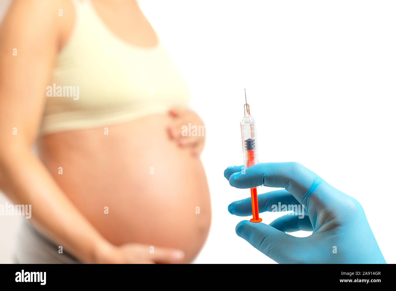 Arzt hand vorbereiten zum Einspritzen von Antikoagulanzien in schwangere Frau Bauch, auf weißem Hintergrund Stockfoto