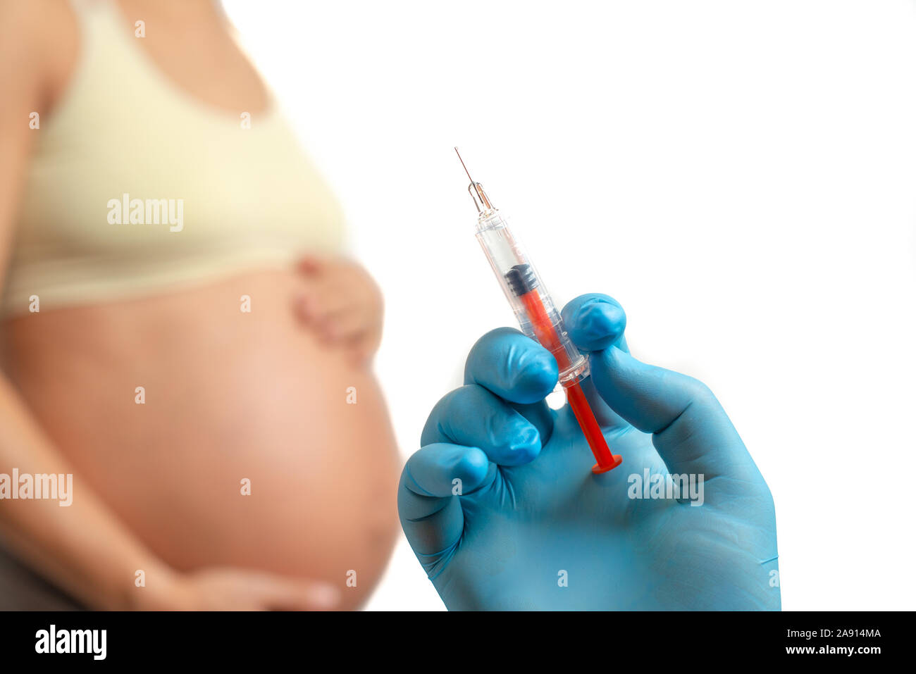 Arzt hand vorbereiten zum Einspritzen von Antikoagulanzien in schwangere Frau Bauch, auf weißem Hintergrund Stockfoto