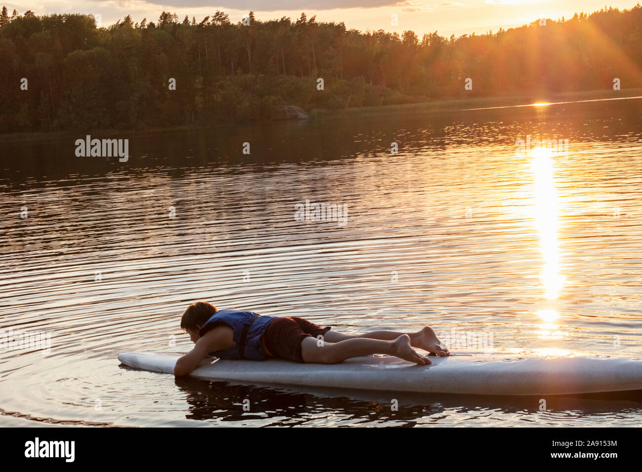 Junge auf paddleboard Stockfoto