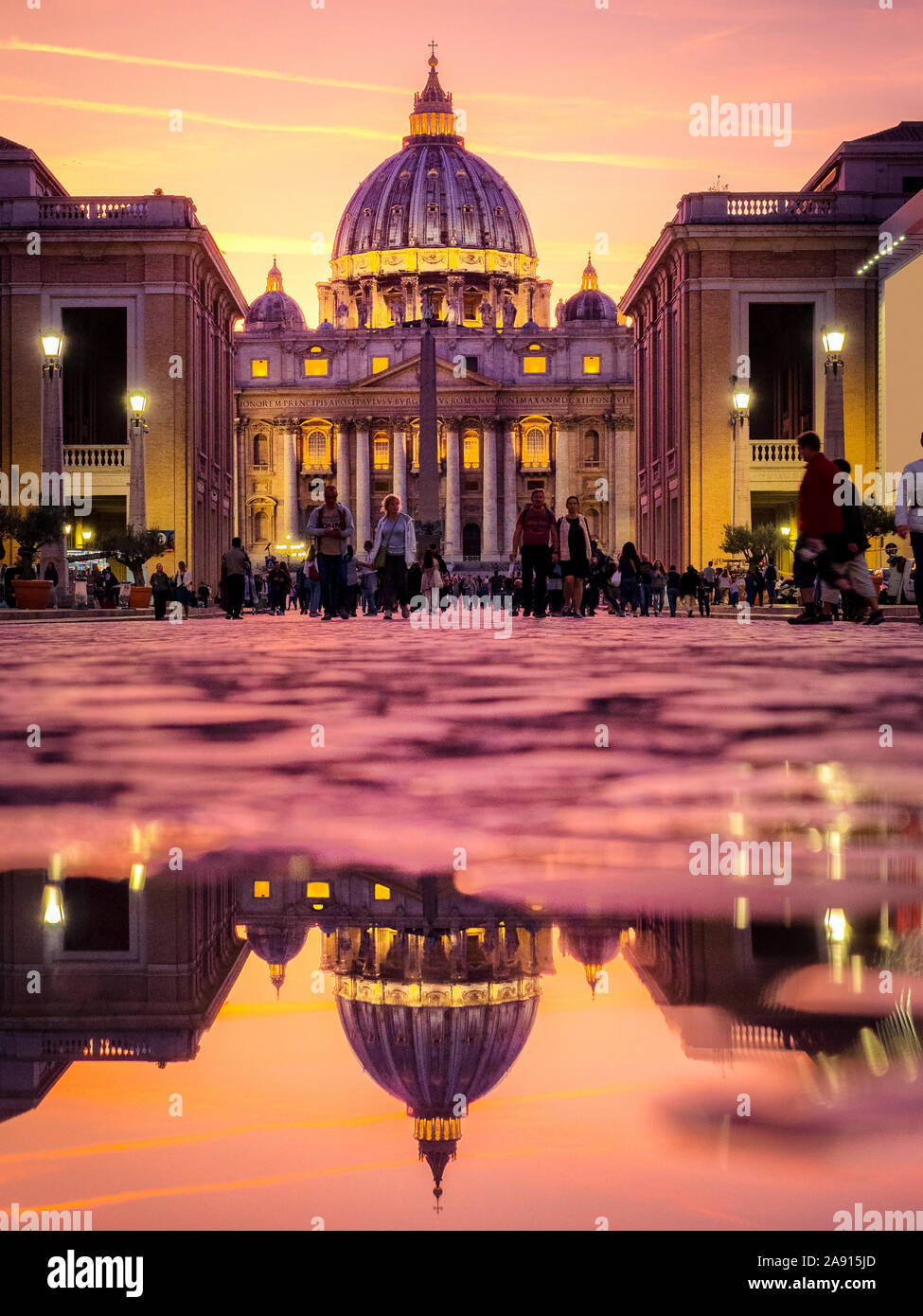 St. Peter's Basilica am Abend von der Via della Conciliazione in Rom. Vatikanstadt Rom Italien. Rom Architektur und Sehenswürdigkeiten. St. Peter's cathedr Stockfoto