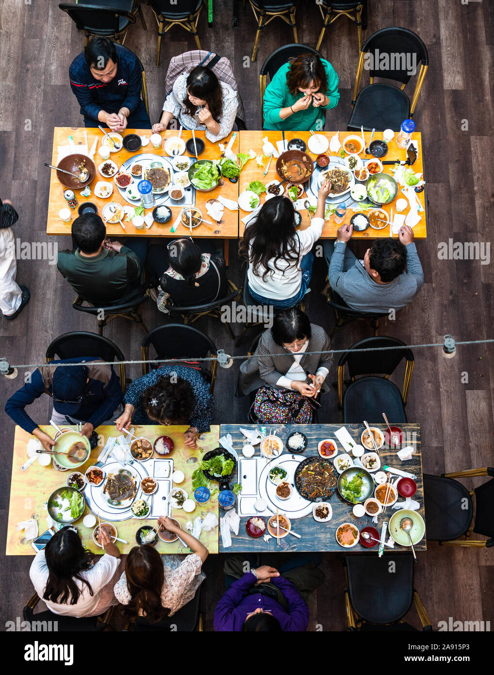 Sydney, Australien - 2. Oktober 2019: Ansicht von Oben der Menschen man koreanisches Essen für ein Mittagessen in einem Food Court in Sydney Stockfoto