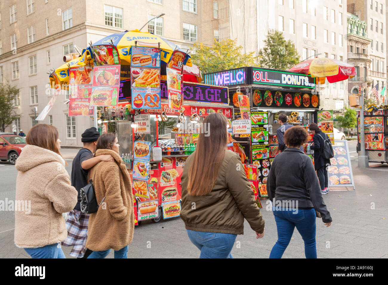 Hot Dog Food Cart, 5. Avenue, New York, Vereinigte Staaten von Amerika. Stockfoto