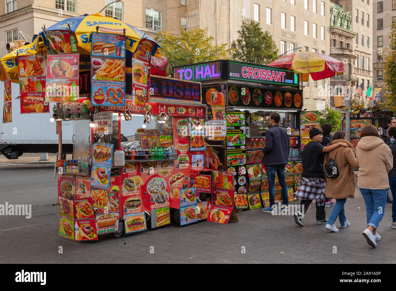 Hot Dog Food Cart, 5. Avenue, New York, Vereinigte Staaten von Amerika. Stockfoto