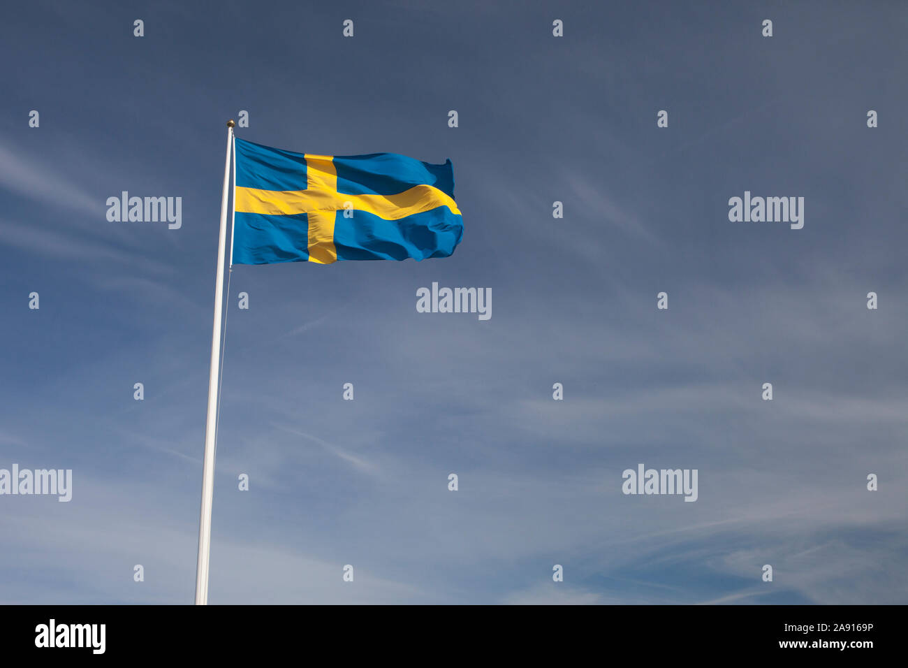 Schwedische Flagge gegen Himmel Stockfoto