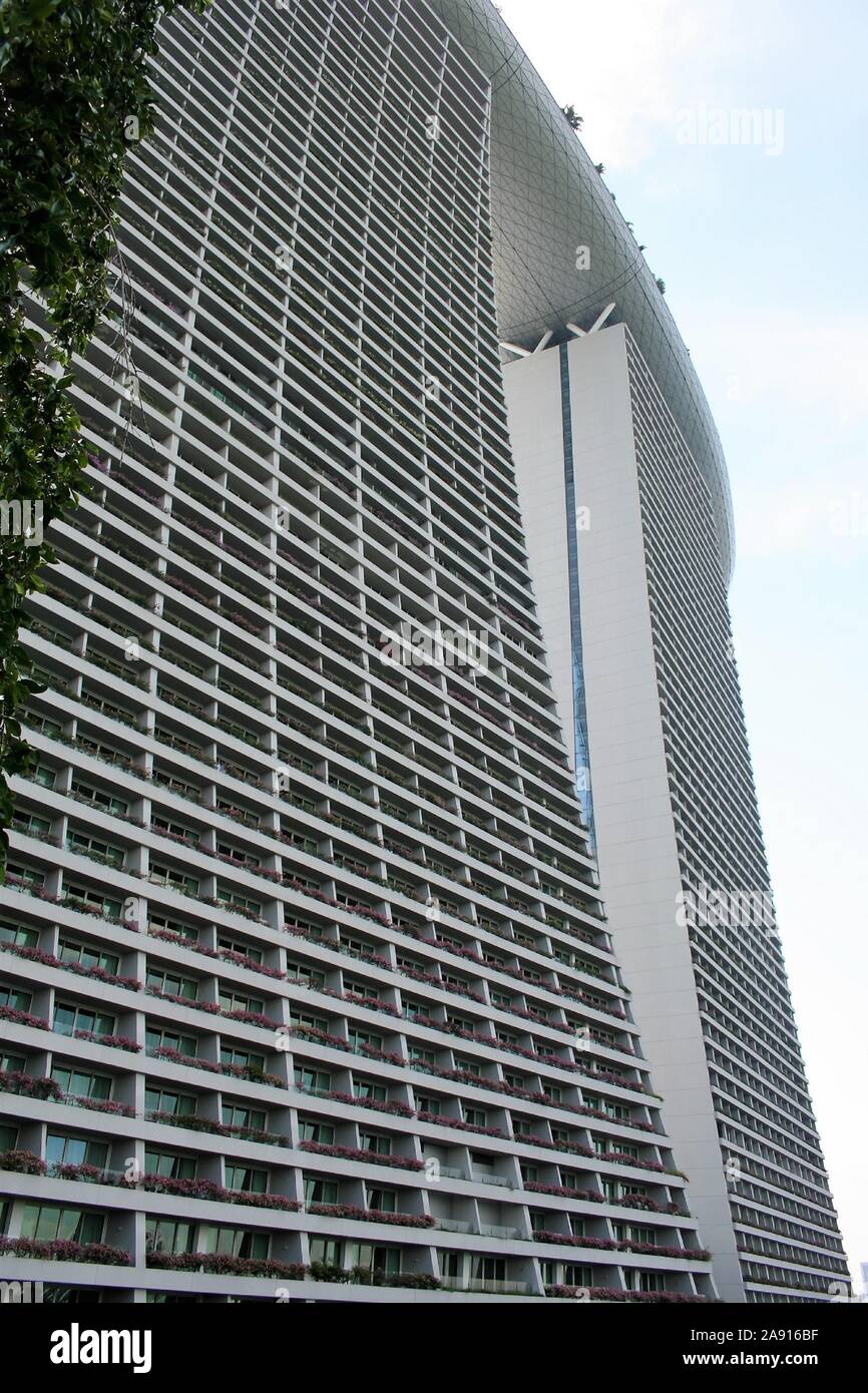 Sicht auf alle 57 Etagen des Luxus Resort Marina Bay Sands. Stockfoto