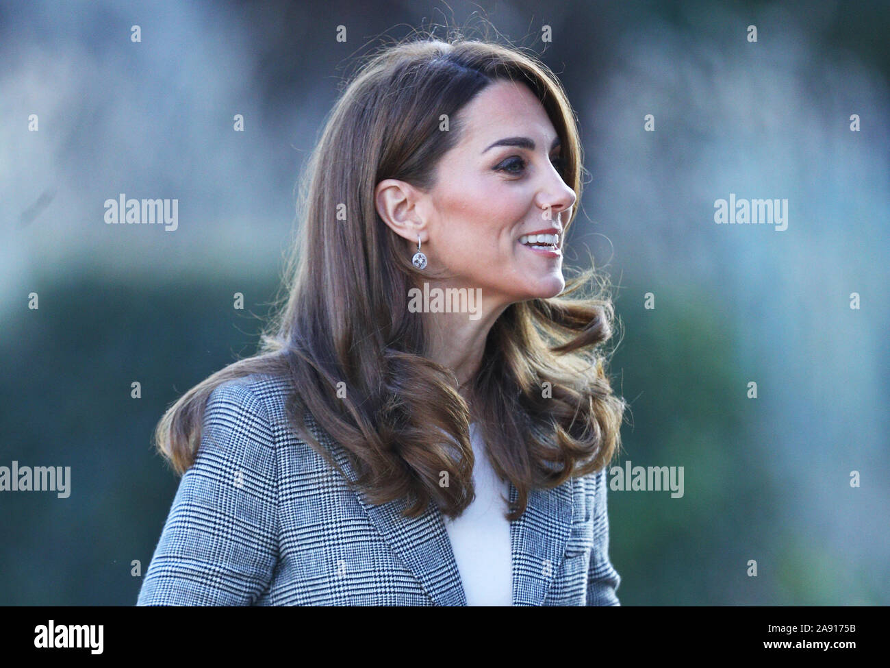 Die Herzogin von Cambridge kommt an der Troubadour Weiße Stadt Theater in London eine freiwillige Veranstaltung mit der Charity Schreien zu besuchen, Treffen von Menschen aus über Großbritannien, die ihre Zeit, um den Text Service geben. Stockfoto