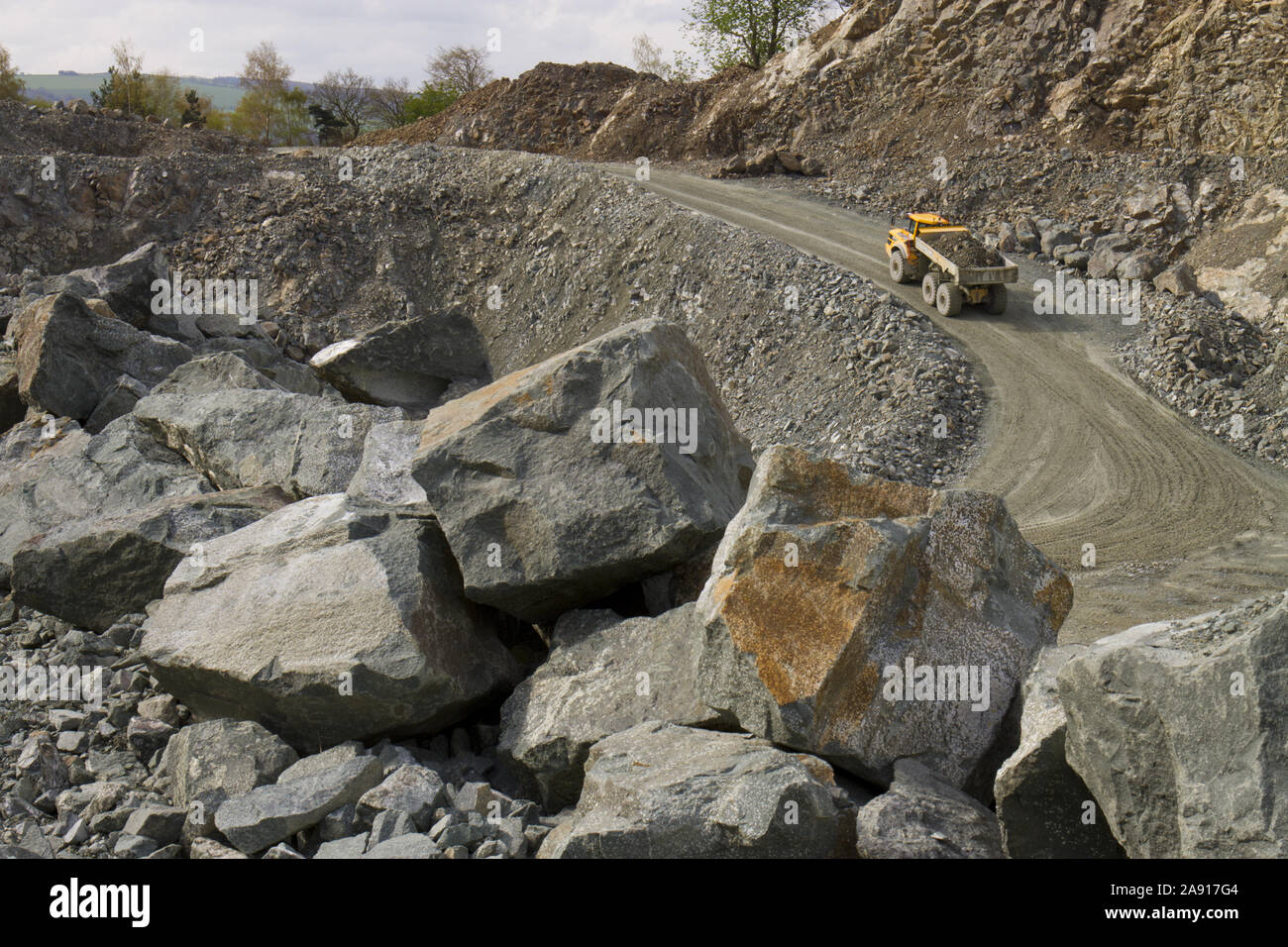 Gewinnung von Steinen und Erden; ein Volvo A 40 G Muldenkipper knickgelenkte schleppen ein Stein aus dem Steinbruch. Criggion Steinbruch, Powys, Wales. April. Stockfoto