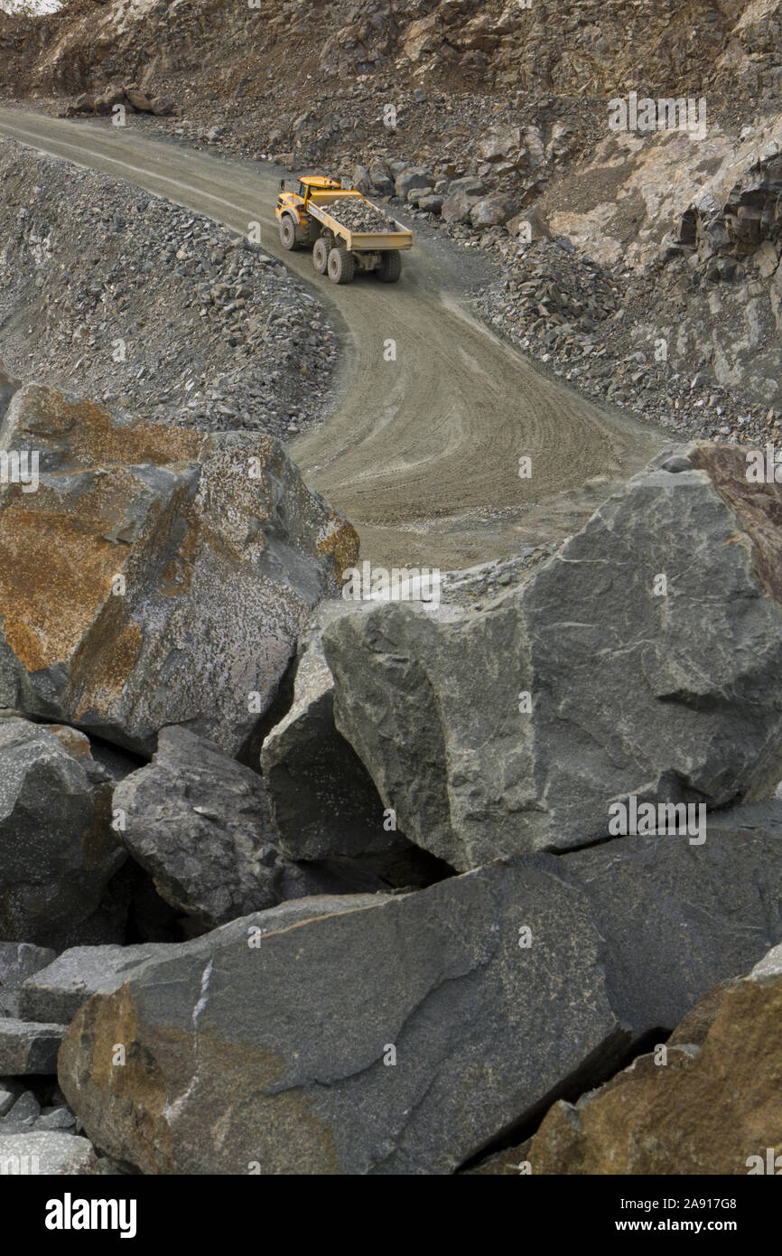 Gewinnung von Steinen und Erden; ein Volvo A 40 G Muldenkipper knickgelenkte schleppen ein Stein aus dem Steinbruch. Criggion Steinbruch, Powys, Wales. April. Stockfoto