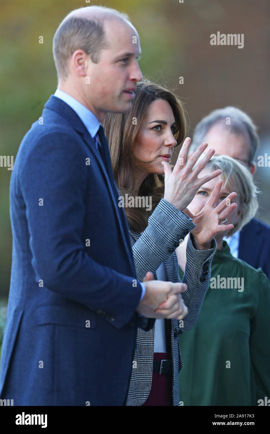 Der Herzog und die Herzogin von Cambridge kommen an der Troubadour Weiße Stadt Theater in London eine freiwillige Veranstaltung mit der Charity Shout, Treffen von Menschen aus über Großbritannien, die ihre Zeit, um den Text Service geben zu sorgen. Stockfoto