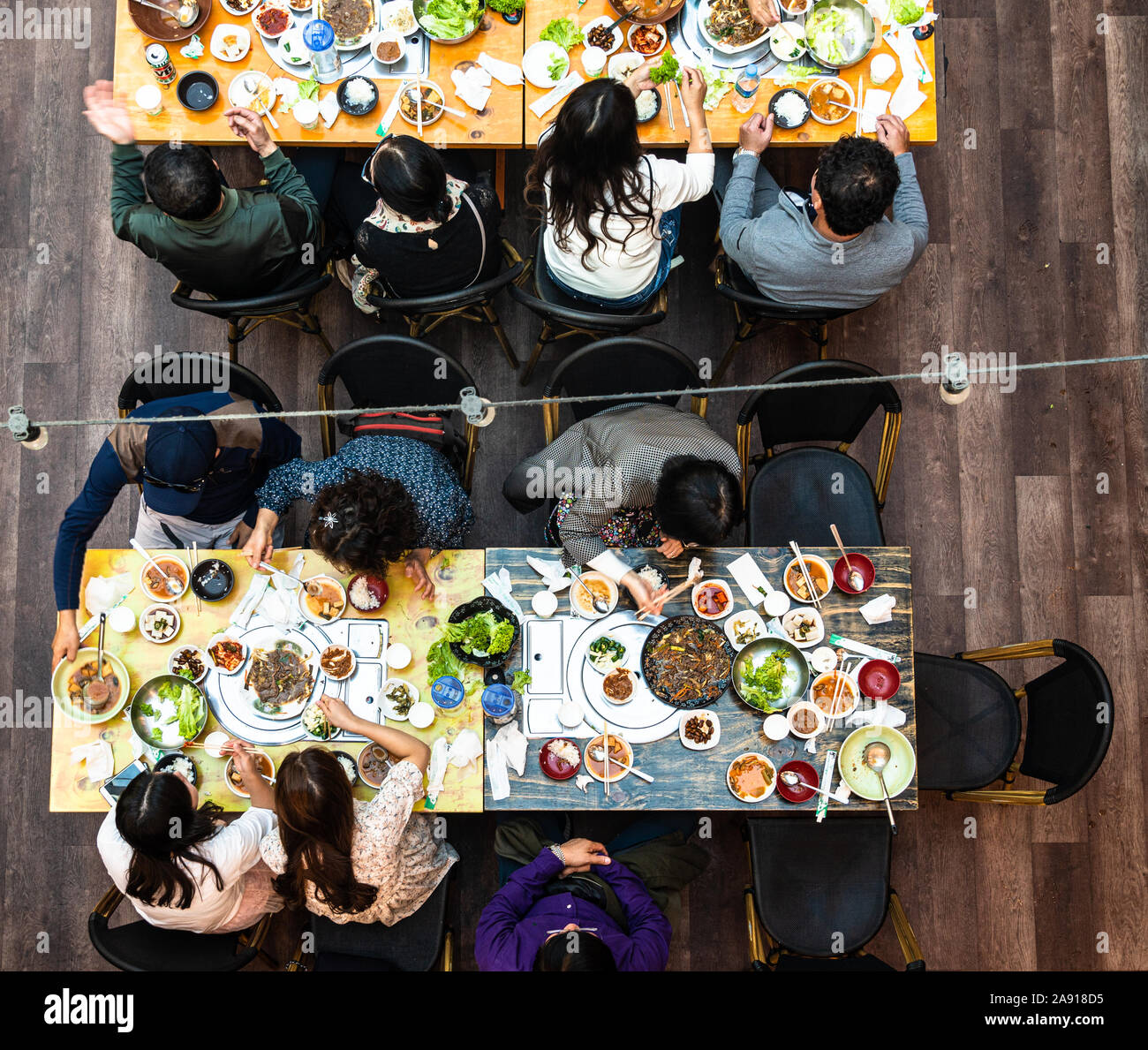 Sydney, Australien - 2. Oktober 2019: Ansicht von Oben der Menschen man koreanisches Essen für ein Mittagessen in einem Food Court in Sydney Stockfoto