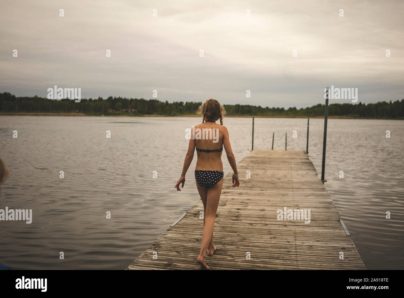 Mädchen Wasser See 12 Jahre Bikini Fotos Und Bildmaterial In Hoher Auflösung Alamy 