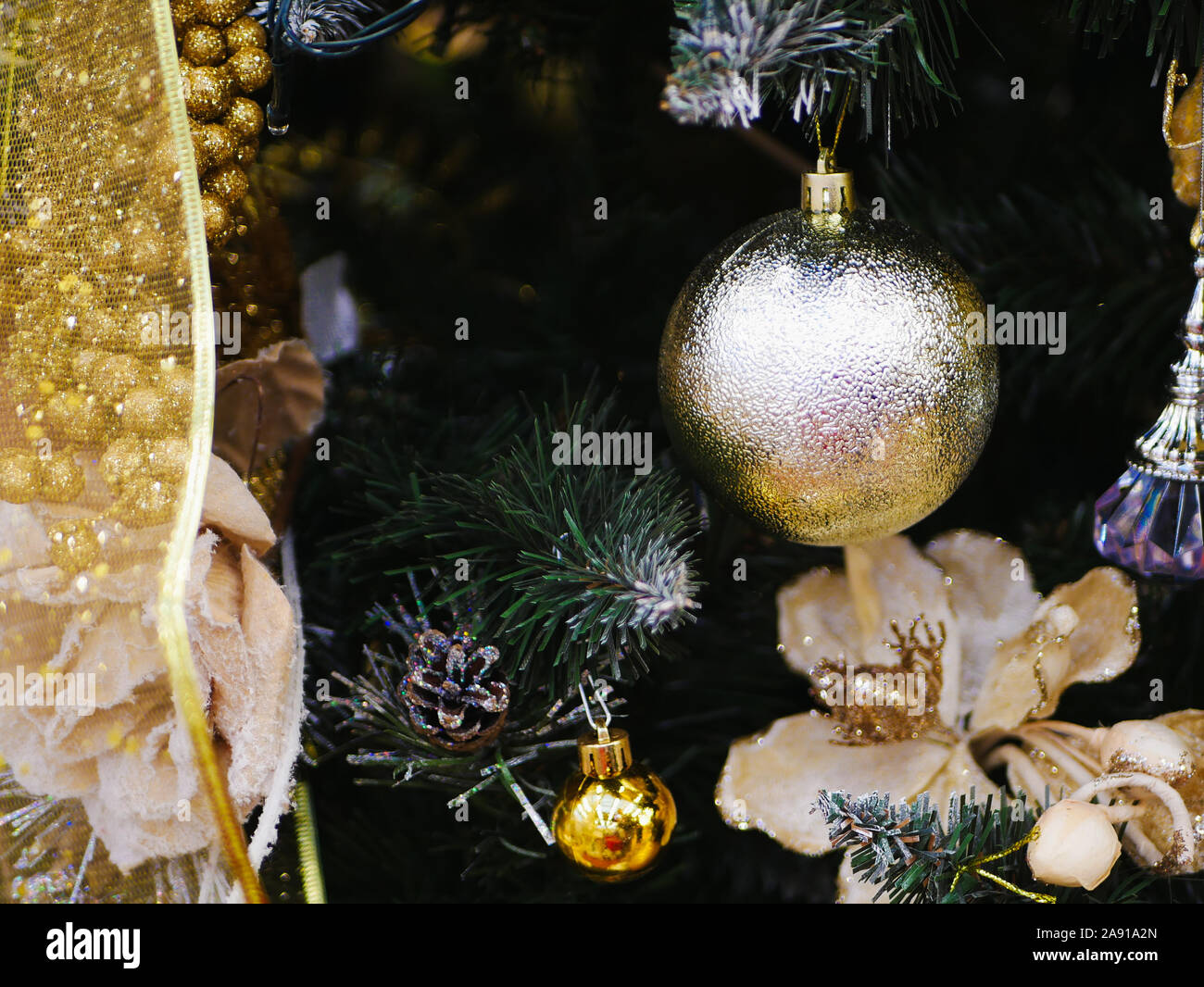 Weihnachtsdekoration close-up. Weihnachten und Neujahr das Interieur mit Geschenken und einen Weihnachtsbaum schmücken. Weihnachten Urlaub Konzept, bunte Stockfoto