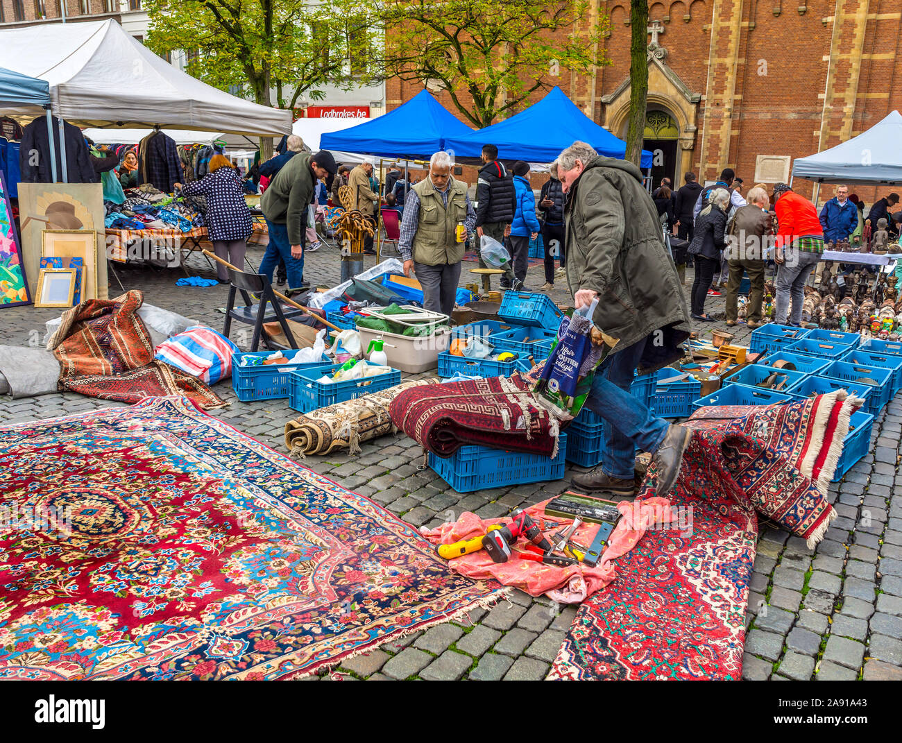 Gedrängten Straße Flohmarkt - Brüssel, Belgien. Stockfoto