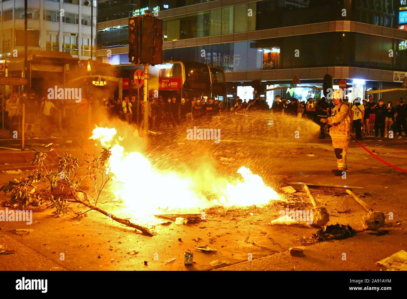Hong Kong. 11 Nov, 2019. Auseinandersetzungen brechen in mehrere Bezirke zwischen Demonstranten und Polizei nach ein demonstrant von der Polizei erschossen wurde und ein Mann war auf Feuer durch Demonstranten während was schien ein Streit. Mehrere Bereiche wie ein Kriegsgebiet mit Straßensperren, Brände und Briks alle über die Straßen. Credit: Gonzales Foto/Alamy leben Nachrichten Stockfoto