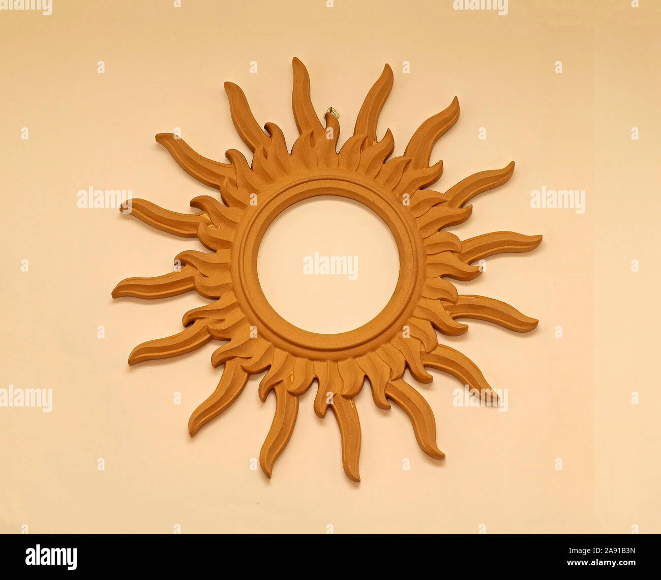 Oval dekorativen Holzrahmen in Form von Sun auf beige Wand innen Stockfoto