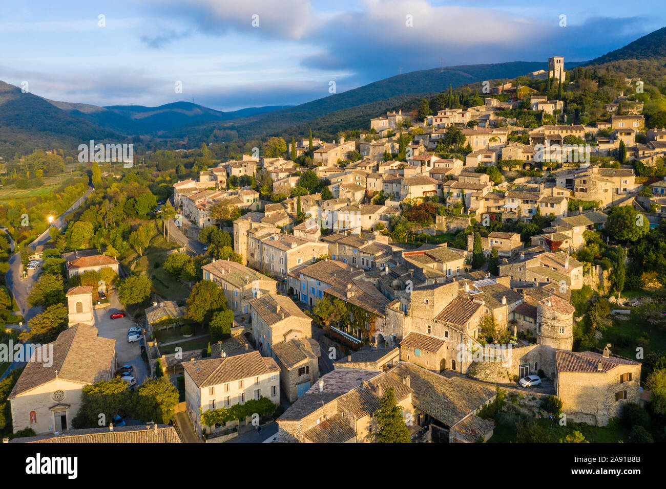Frankreich, Drome, Mirmande, "Les Plus beaux villages de France (Schönste Dörfer Frankreichs), allgemeine Ansicht (Luftbild) // Frankreich, Drô Stockfoto