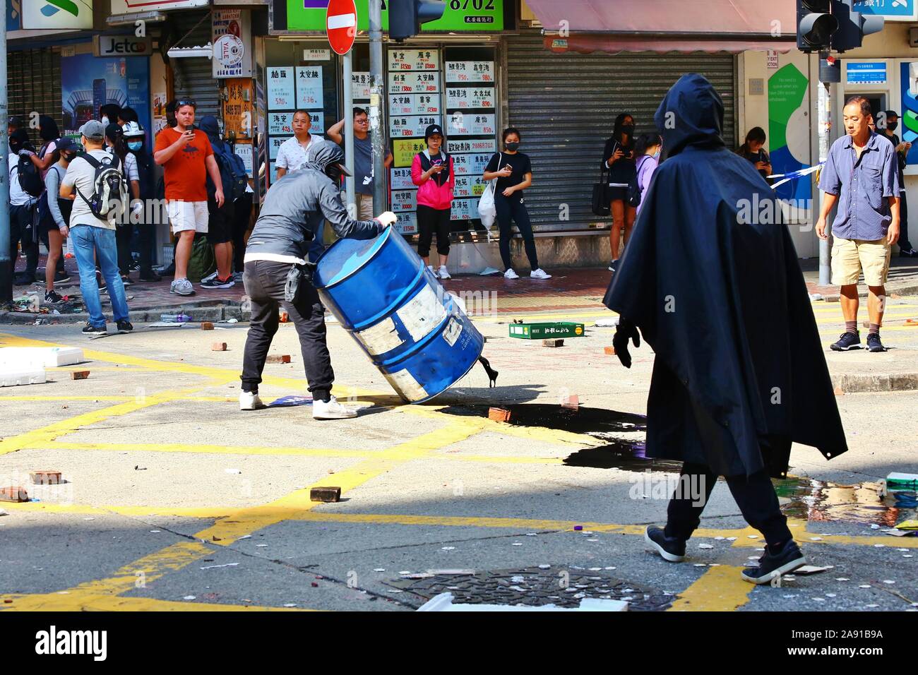 Hong Kong. 11 Nov, 2019. Auseinandersetzungen brechen in mehrere Bezirke zwischen Demonstranten und Polizei nach ein demonstrant von der Polizei erschossen wurde und ein Mann war auf Feuer durch Demonstranten während was schien ein Streit. Die Demonstranten einrichten Straßensperren und Öl auf der Straße reißen. Credit: Gonzales Foto/Alamy leben Nachrichten Stockfoto