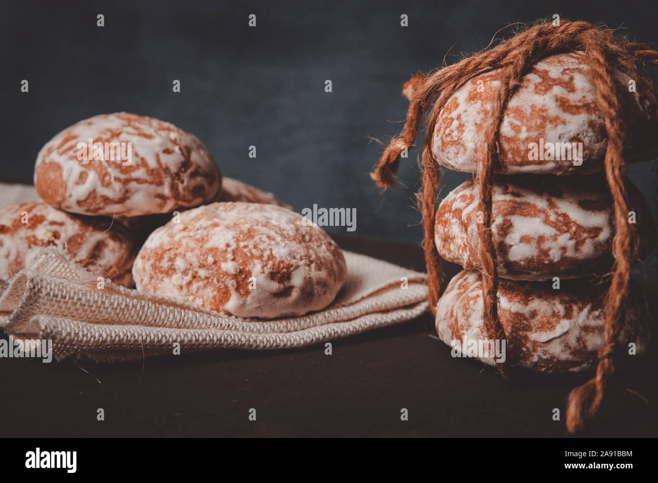 Frische Lebkuchen Cookies mit einem Seil auf den Tisch gebunden Stockfoto