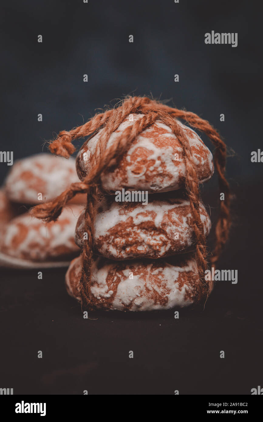 Frische Lebkuchen Cookies mit einem Seil auf den Tisch gebunden Stockfoto
