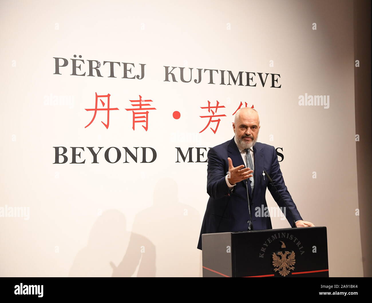 (191112) - Tirana, November 12, 2019 (Xinhua) - Premierminister Albaniens Edi Rama bei der Eröffnung der Ausstellung spricht der 70. Jahrestag der Aufnahme diplomatischer Beziehungen zwischen China und Albanien am Zentrum für Offenheit und Dialog (COD) des albanischen Ministerpräsidenten in Tirana, Albanien an November 11, 2019 zu markieren. Die Ausstellung, die vom Kabeljau in Zusammenarbeit mit der chinesischen Botschaft in Albanien organisiert, ist "Jenseits der Erinnerungen". Die Ausstellung brachte eine Sammlung von gedenkmünzen Briefmarken auf China von den albanischen Post von 1968 bis 2009 ausgestellt, sowie Stockfoto