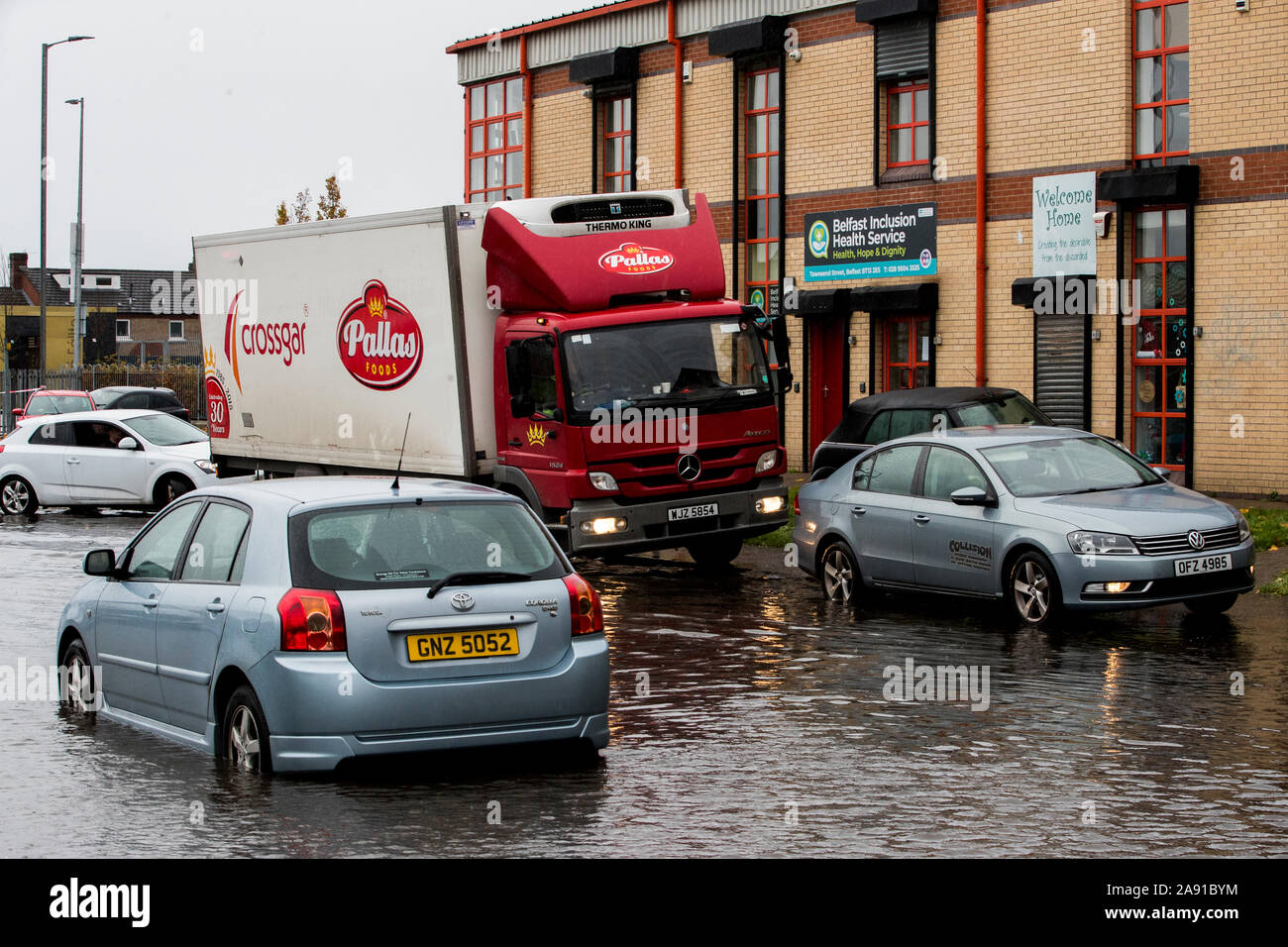 Die Szene in Townsend Street in Belfast nach starkem Regen über Nacht. PA-Foto. Bild Datum: Dienstag, den 12. November 2019. Schwere Überschwemmungen hat geschlossen, Straßen in Nordirland. Der Fluss Bann die Ufer in der Nähe der Nordküste. Strand Road in Coleraine unter Wasser stand. Das Met Office, eine gelbe Unwetterwarnung für Regen in den Grafschaften Antrim und Nach unten. Siehe PA Geschichte Wetter Regen. Photo Credit: Liam McBurney/PA-Kabel Stockfoto