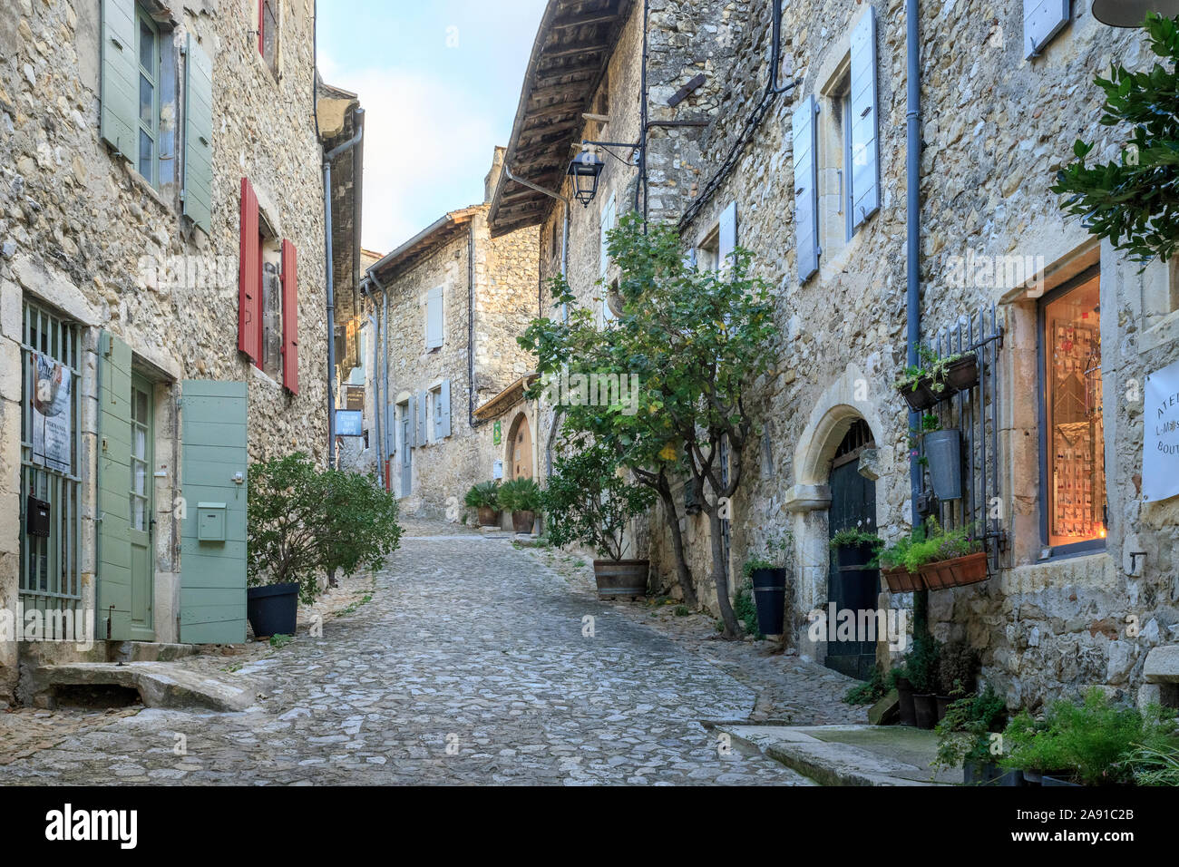 Frankreich, Drome, Mirmande, "Les Plus beaux villages de France (Schönste Dörfer Frankreichs), gepflasterte Strasse im Dorf // Frankreich, Dr Stockfoto