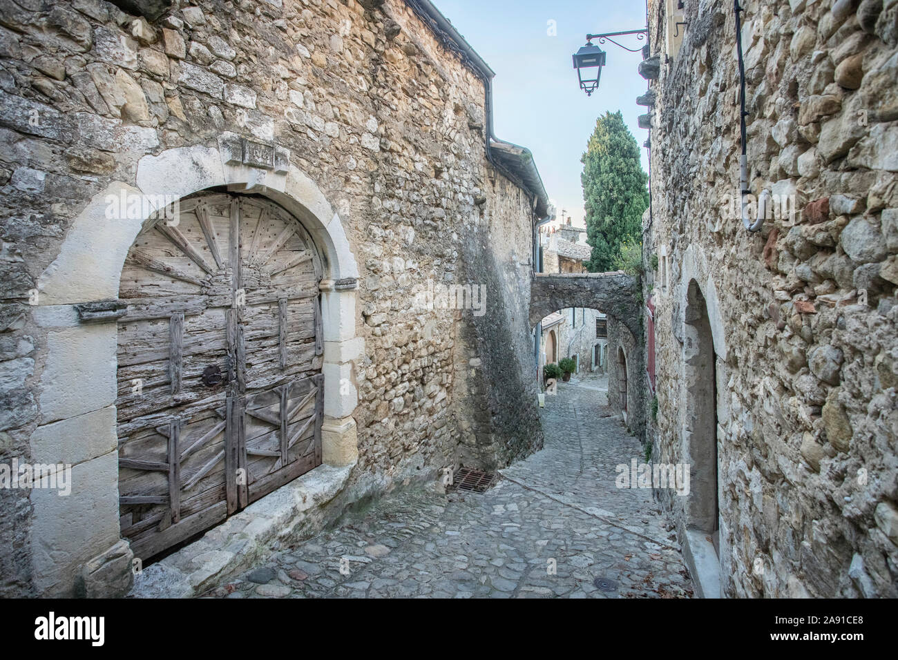 Frankreich, Drome, Mirmande, "Les Plus beaux villages de France (Schönste Dörfer Frankreichs), gepflasterte Strasse ans Häuser im Dorf // Stockfoto