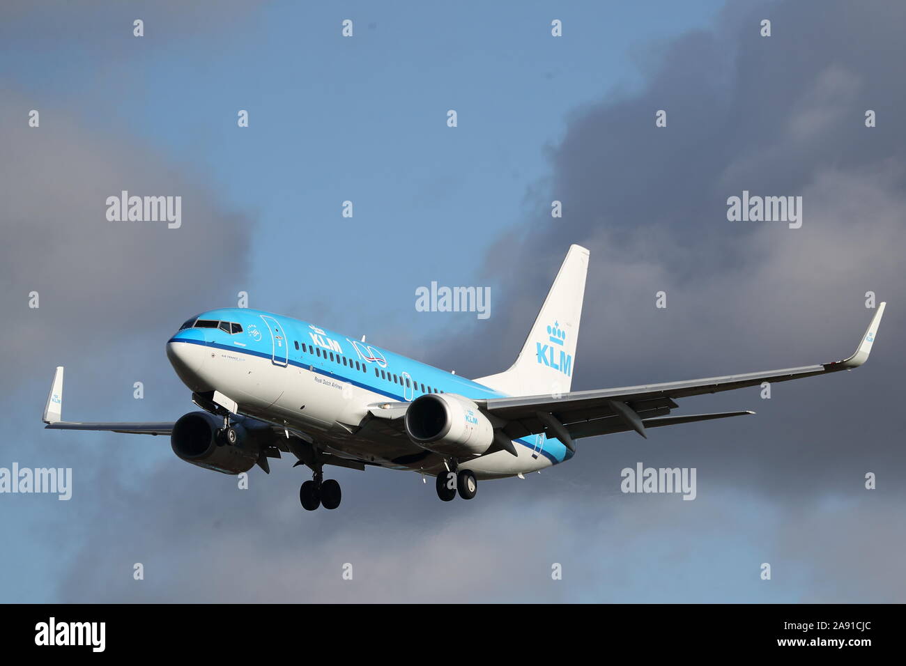 KLM Boeing 737 PH-BGL Landung in London Heathrow Flughafen, Großbritannien Stockfoto