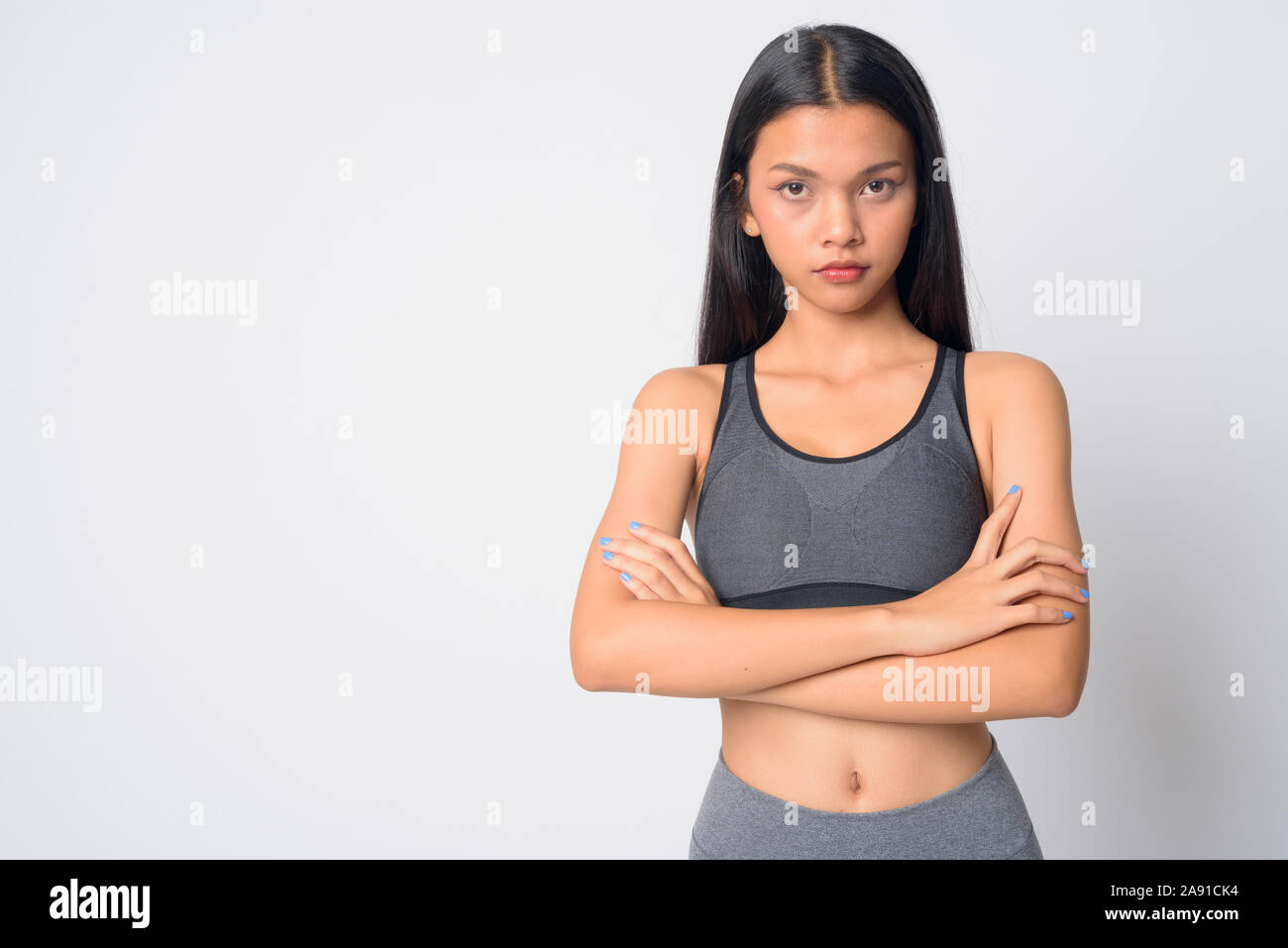 Portrait der junge schöne asiatische Frau mit gekreuzten Armen bereit für Fitnessraum Stockfoto