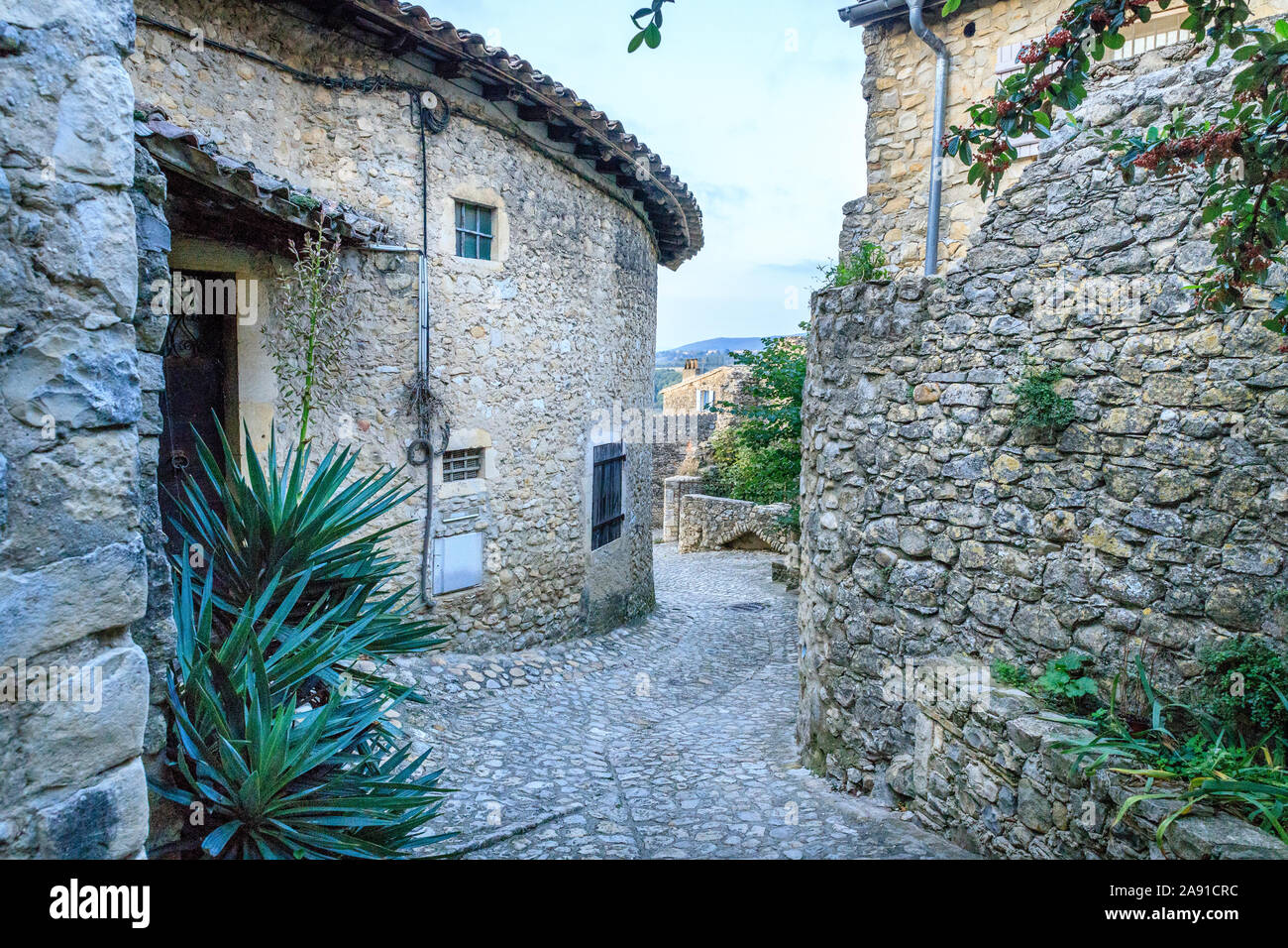 Frankreich, Drome, Mirmande, "Les Plus beaux villages de France (Schönste Dörfer Frankreichs), gepflasterte Strasse und Häuser im Dorf // Stockfoto