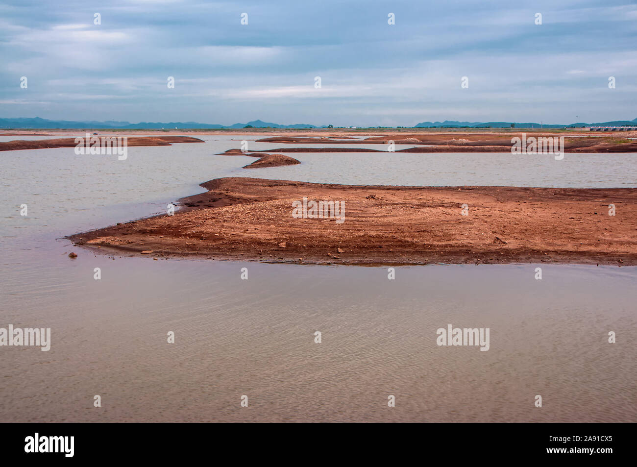 Geringe Wasser in den Damm kleine Insel offenbaren, Pa Sak Jolasid Dam, Thailand. Stockfoto