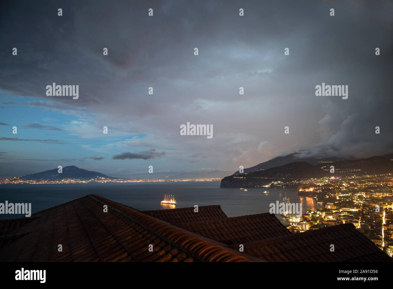Blech Blitzschlag über Dächer in Sorrento, der Bucht von Neapel und dem Vesuv im Abendlicht, Italien. Stockfoto