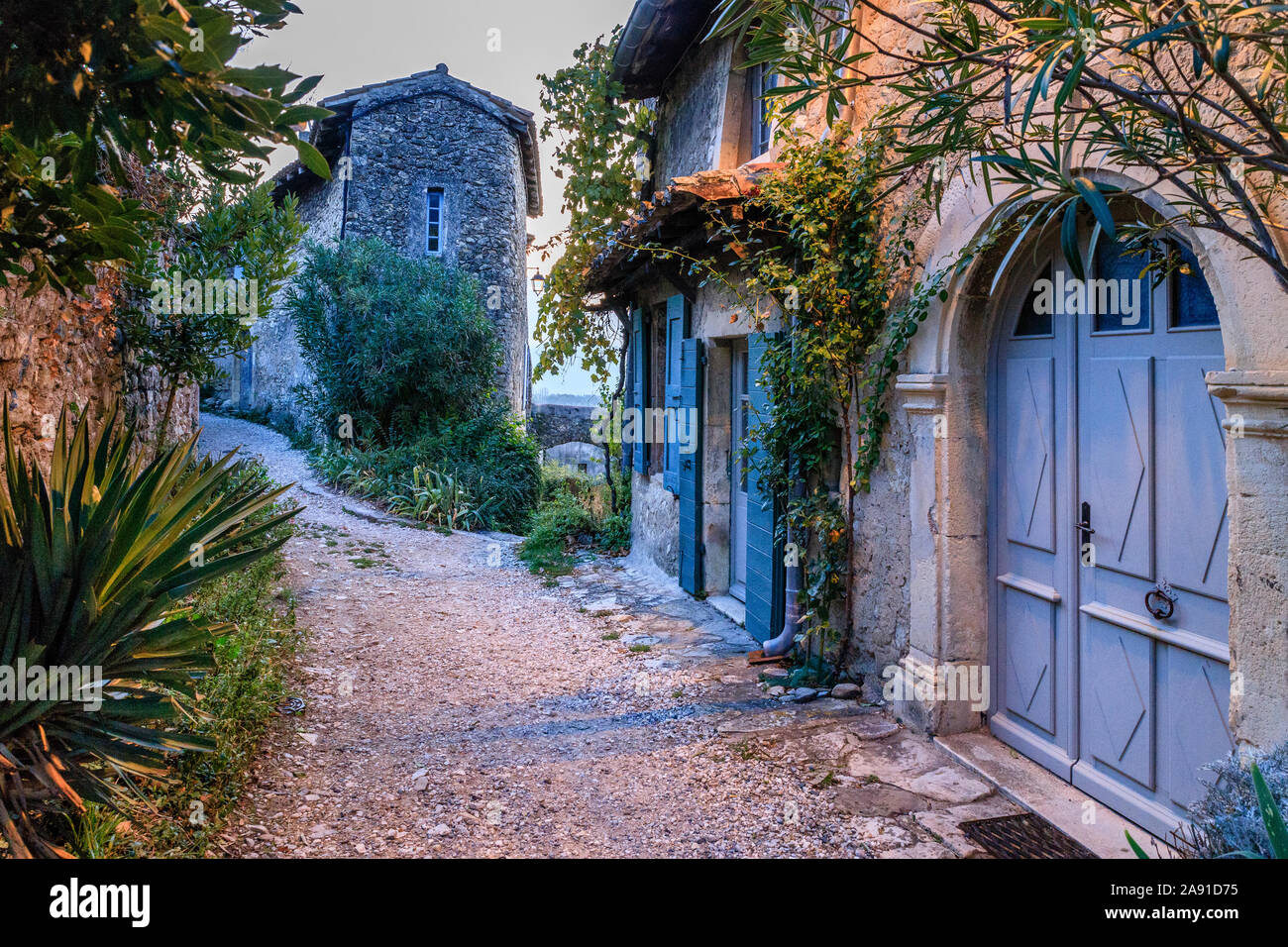 Frankreich, Drome, Mirmande, "Les Plus beaux villages de France (Schönste Dörfer Frankreichs), Straße und Häuser im Dorf auf eveni Stockfoto