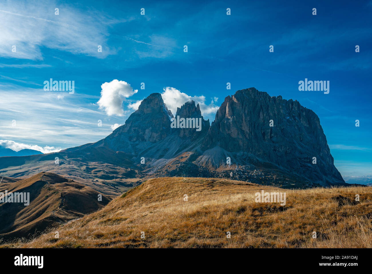 Blick auf den Langkofel und Plattkofel Berg aus dem Süden Osten an einem strahlenden Herbsttag Stockfoto