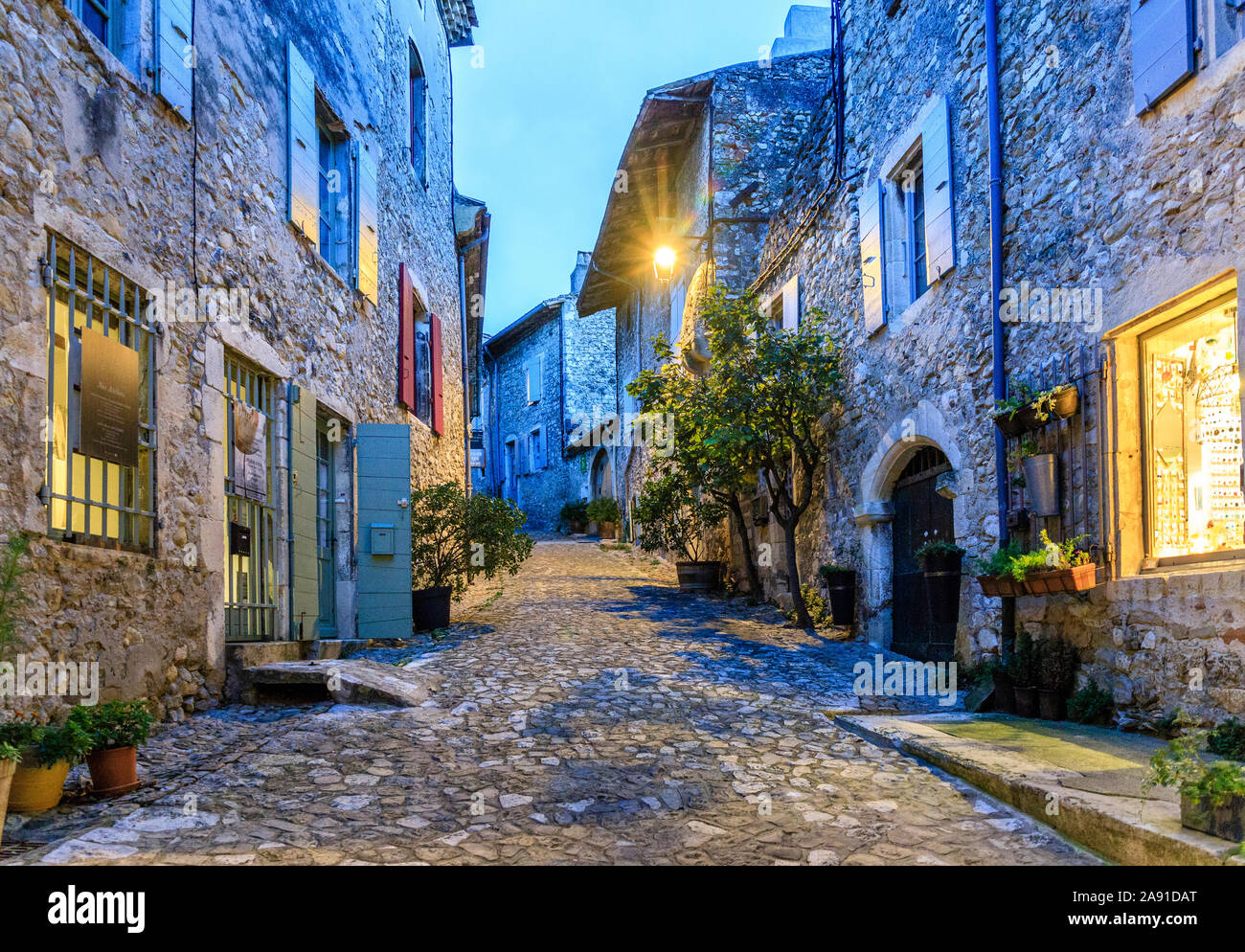 Frankreich, Drome, Mirmande, "Les Plus beaux villages de France (Schönste Dörfer Frankreichs), Straße und Häuser im Dorf auf eveni Stockfoto