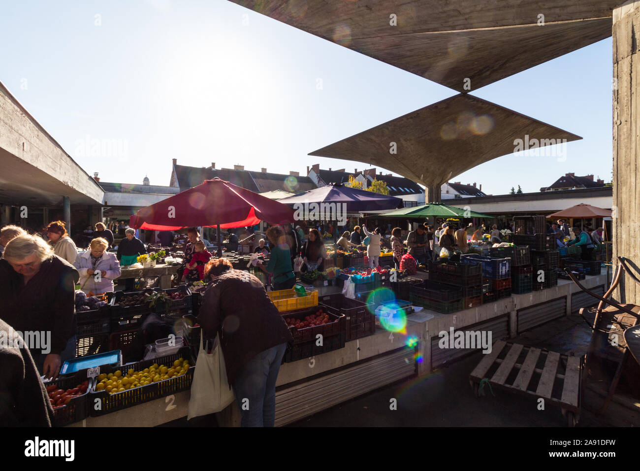 Marktstände mit Gemüse in Dachlosen Marktplatz, Sopron, Ungarn Stockfoto